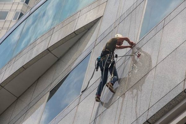 Pourquoi nettoyer la façade de votre maison est essentiel pour sa longévité et son esthétique?